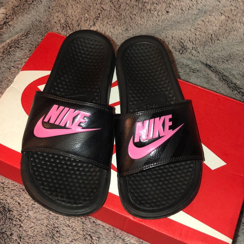 ✨Women’s Nike Benassi Slides <Black/Pink>✨
